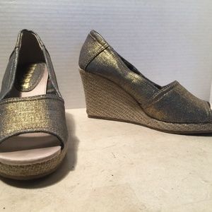 Report Lizbeth Wedges